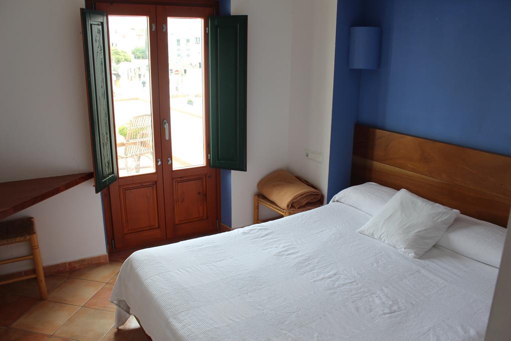 Hostal Cristina กาดาเกส ภายนอก รูปภาพ