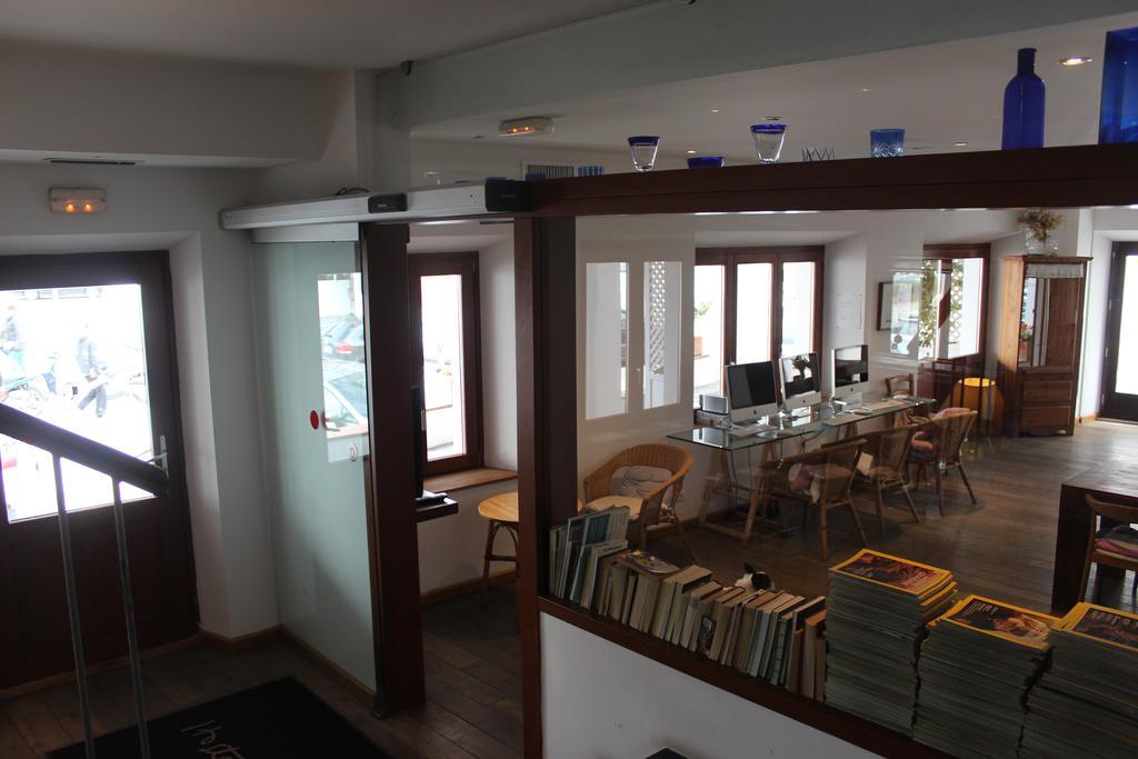 Hostal Cristina กาดาเกส ภายนอก รูปภาพ